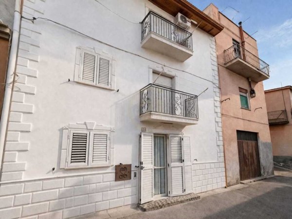 casa indipendente in vendita ad Adrano