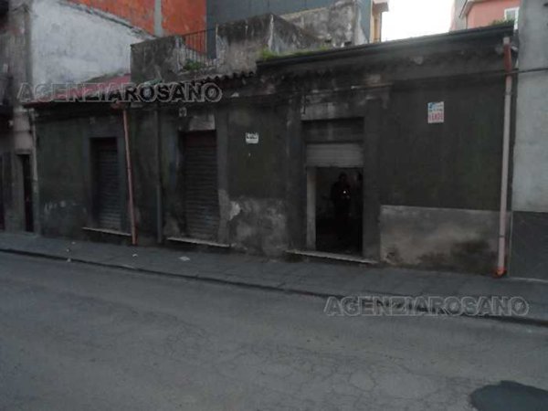 locale commerciale in vendita ad Adrano
