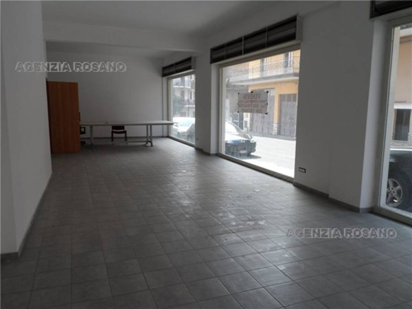 locale commerciale in vendita ad Adrano