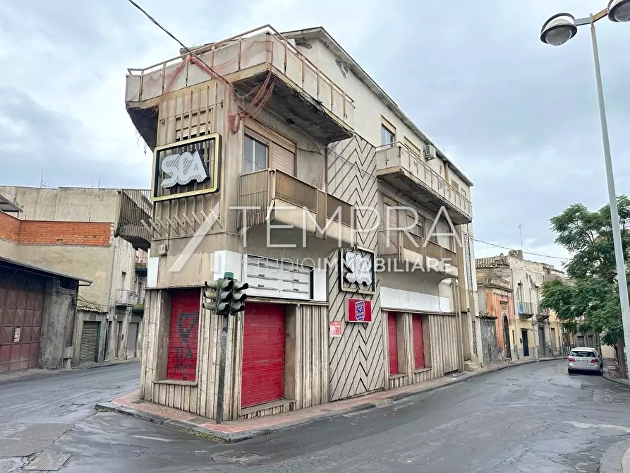 locale commerciale in vendita ad Adrano
