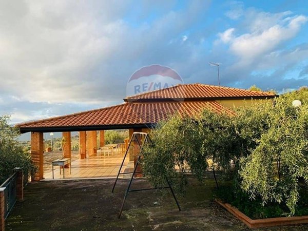 casa indipendente in vendita ad Adrano