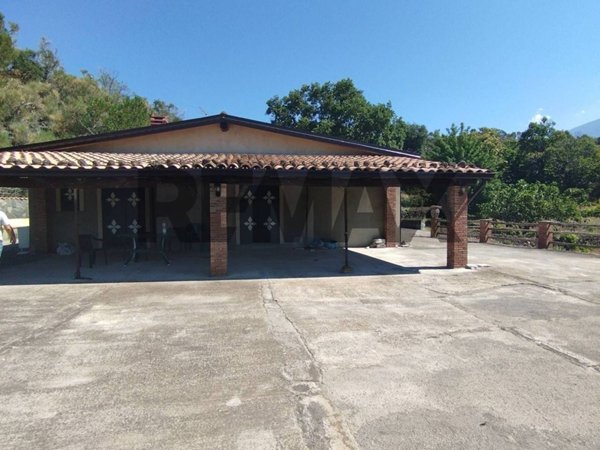 casa indipendente in vendita ad Adrano