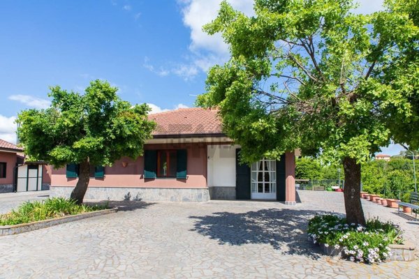 casa indipendente in vendita ad Adrano