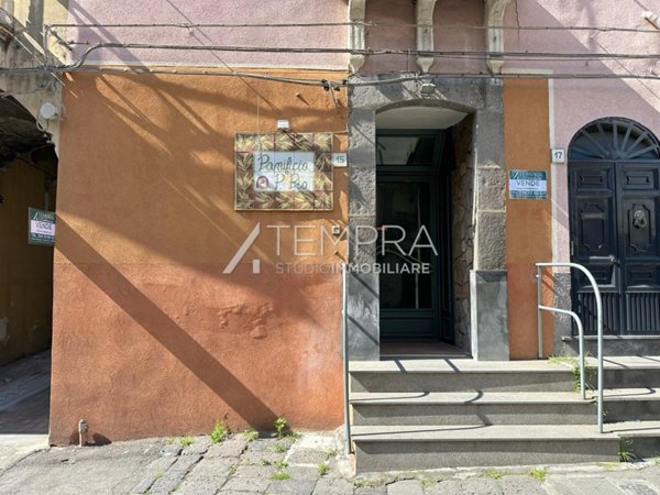 locale commerciale in vendita ad Adrano