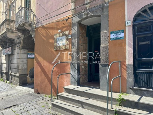 locale commerciale in vendita ad Adrano