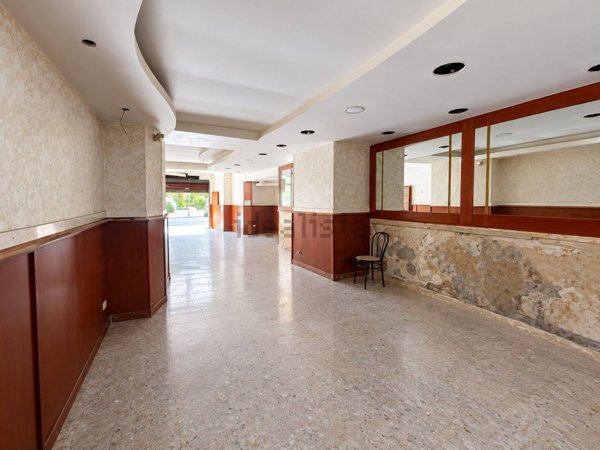 locale commerciale in vendita ad Adrano