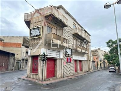 locale commerciale in vendita ad Adrano