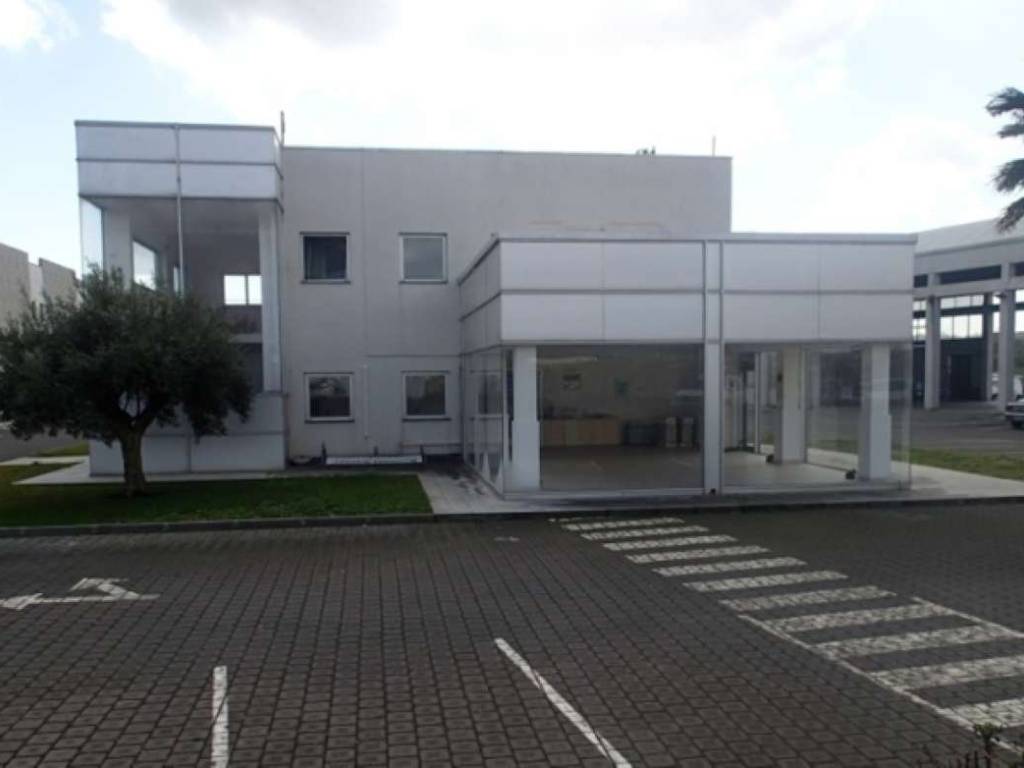locale commerciale in vendita a Belpasso in zona Piano Tavola