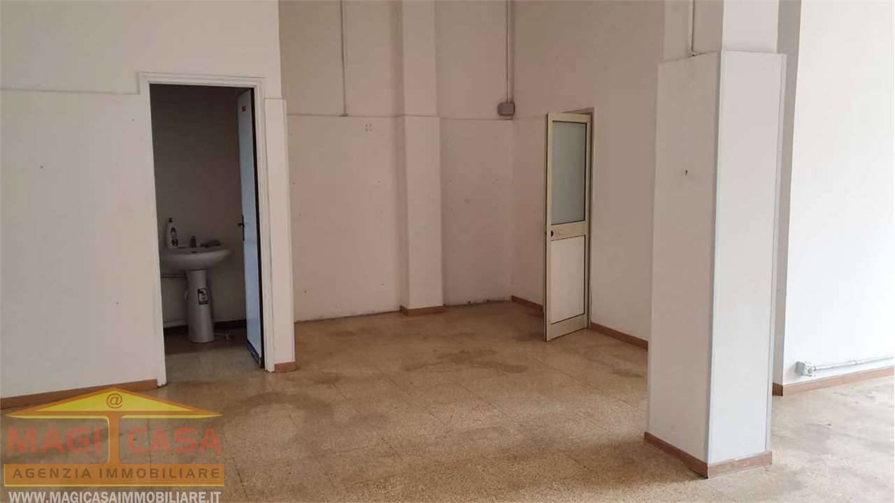 negozio in vendita a Belpasso in zona Piano Tavola