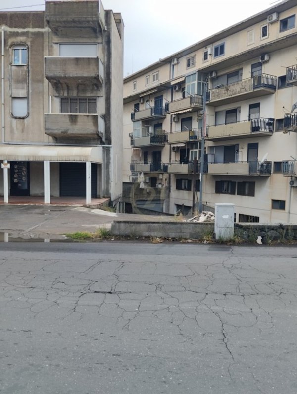 negozio in vendita a Belpasso in zona Piano Tavola