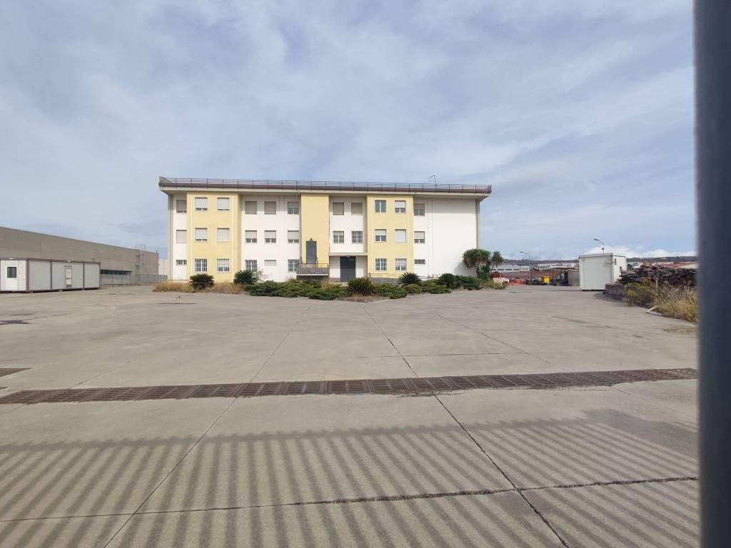 locale commerciale in vendita a Belpasso in zona Piano Tavola