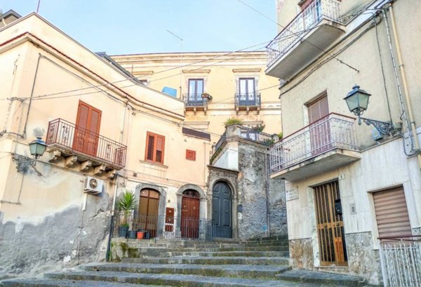 intera palazzina in vendita a Bronte