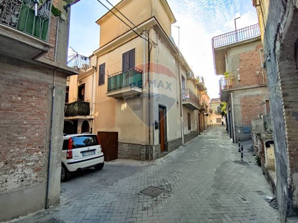 casa indipendente in vendita a Calatabiano