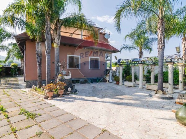 casa indipendente in vendita a Calatabiano