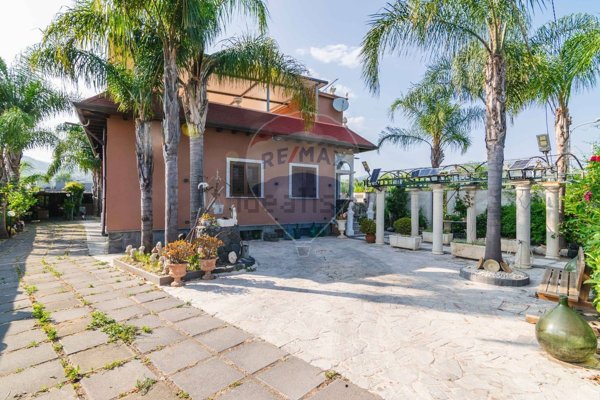 casa indipendente in vendita a Calatabiano
