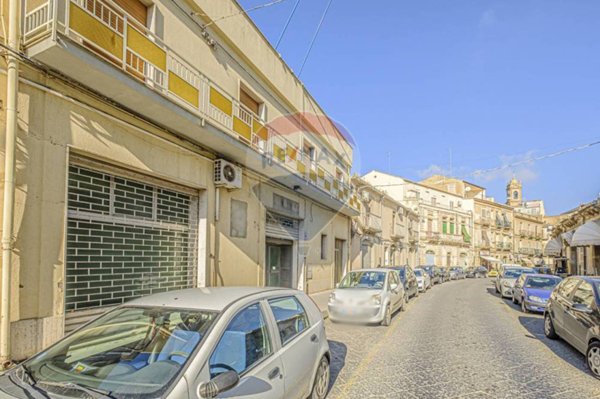 locale commerciale in vendita a Caltagirone