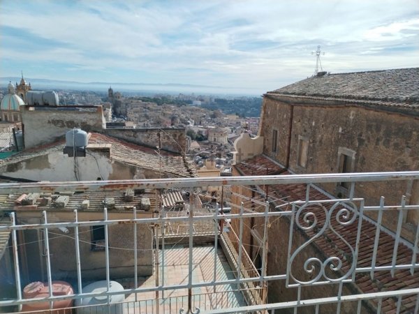 casa indipendente in vendita a Caltagirone