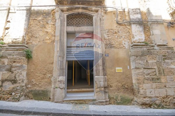 locale commerciale in vendita a Caltagirone