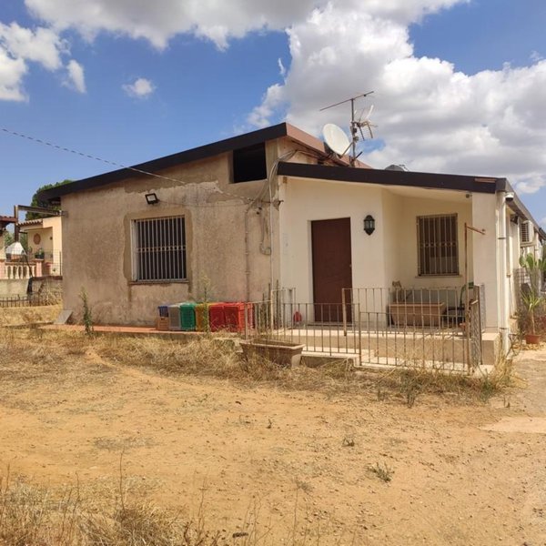 casa indipendente in vendita a Caltagirone in zona Santo Pietro