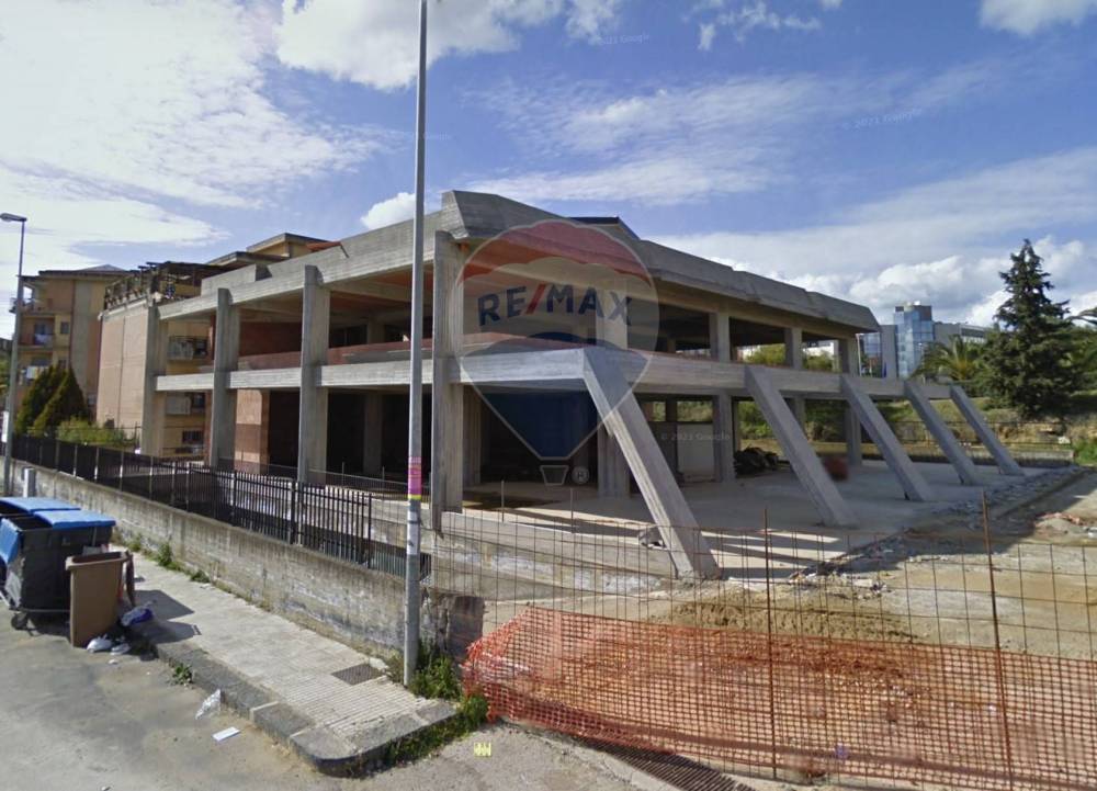 locale commerciale in vendita a Caltagirone