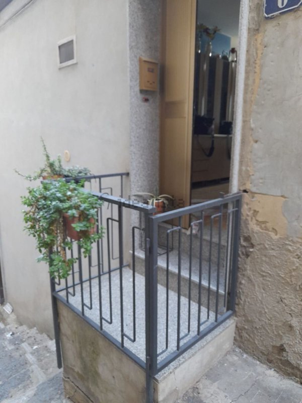 pentavano in vendita a Caltagirone