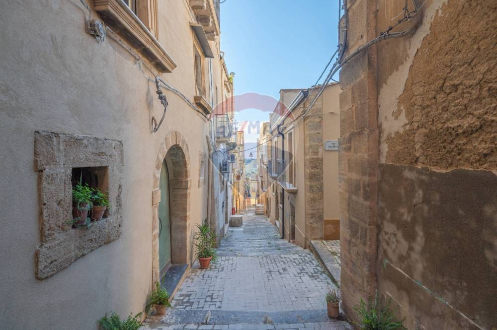 locale commerciale in vendita a Caltagirone