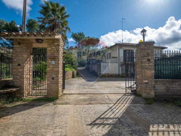 casa indipendente in vendita a Caltagirone