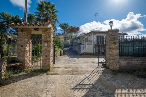 casa indipendente in vendita a Caltagirone