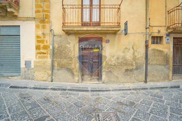 locale commerciale in vendita a Caltagirone