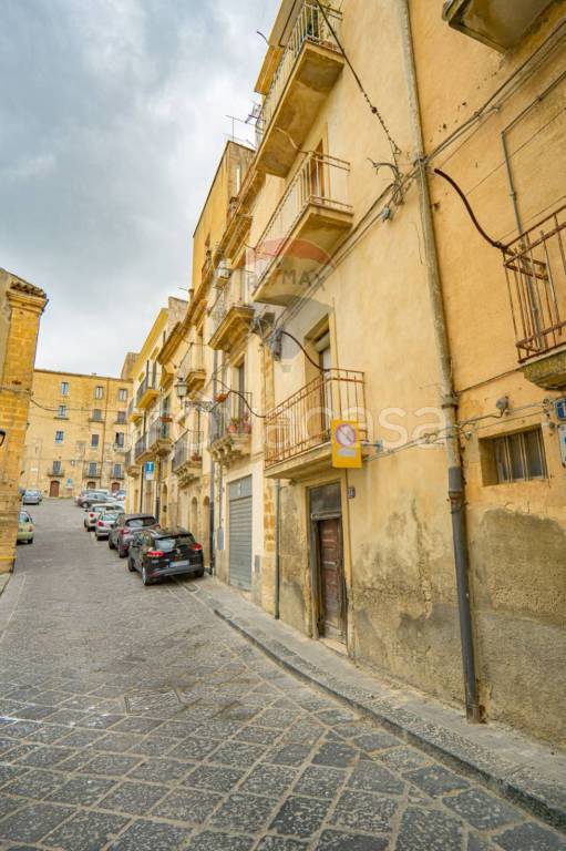 locale commerciale in vendita a Caltagirone