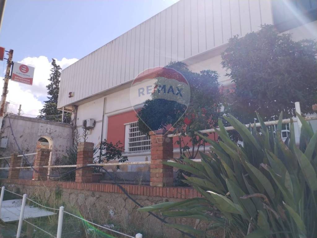 locale commerciale in vendita a Caltagirone