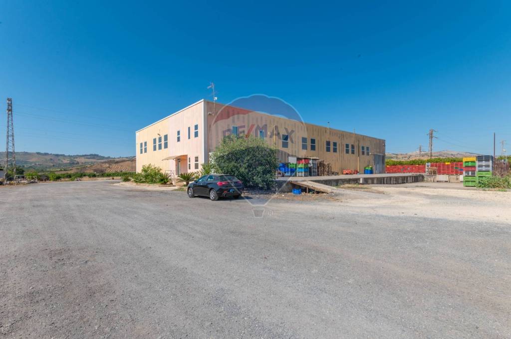 locale commerciale in vendita a Caltagirone