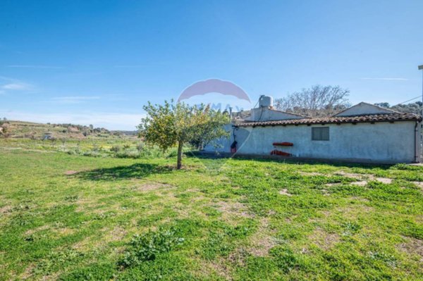 casa indipendente in vendita a Caltagirone in zona Albanazzo