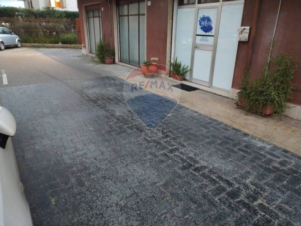 locale commerciale in vendita a Caltagirone