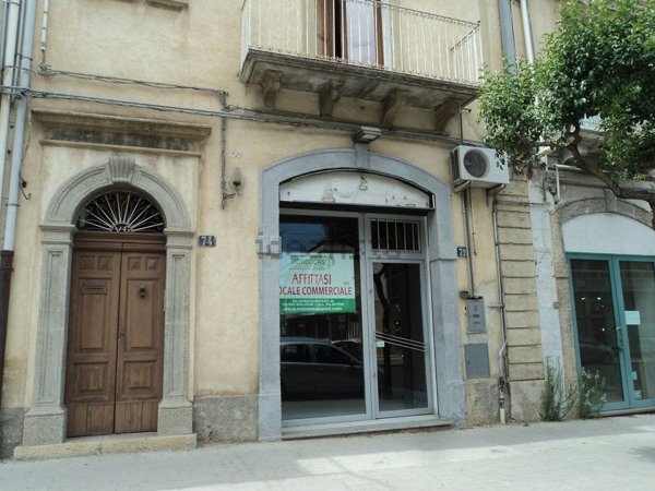 locale commerciale in vendita a Caltagirone