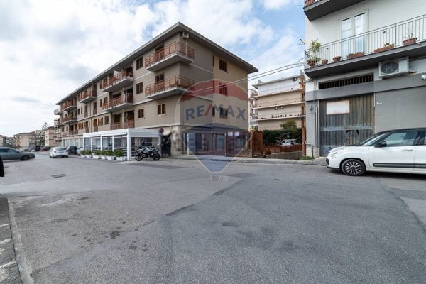 locale commerciale in vendita a Caltagirone