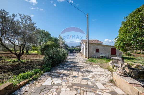casa indipendente in vendita a Caltagirone in zona Santo Pietro