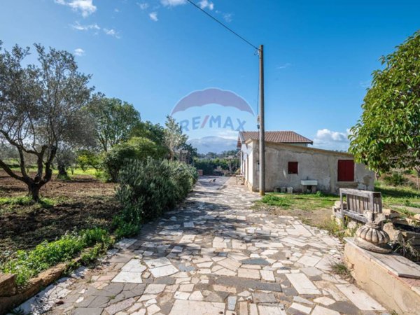 casa indipendente in vendita a Caltagirone in zona Santo Pietro