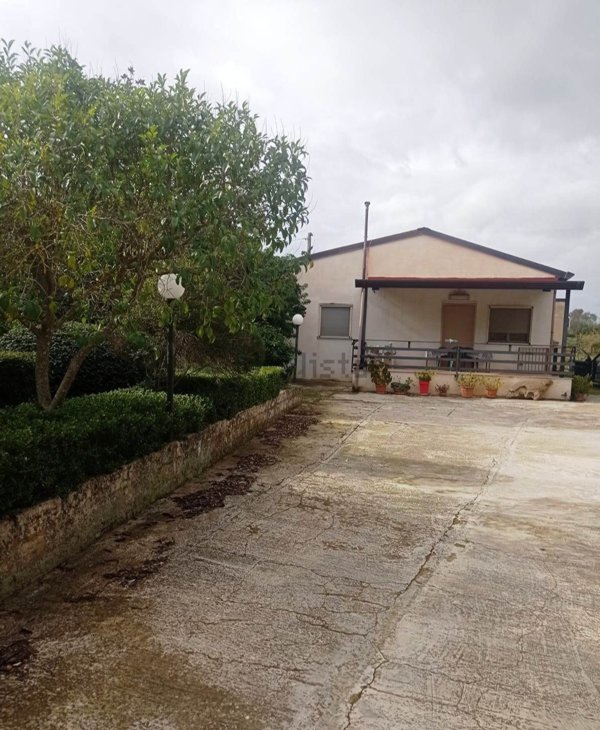 casa indipendente in vendita a Caltagirone in zona Albanazzo