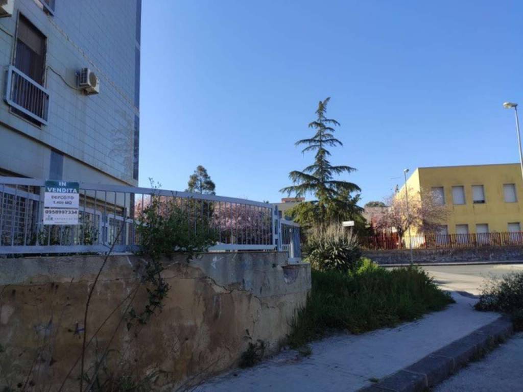 locale commerciale in vendita a Caltagirone