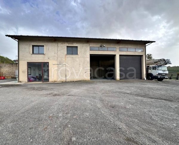 locale commerciale in vendita a Caltagirone
