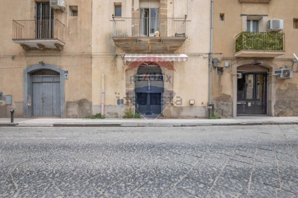 locale commerciale in vendita a Caltagirone