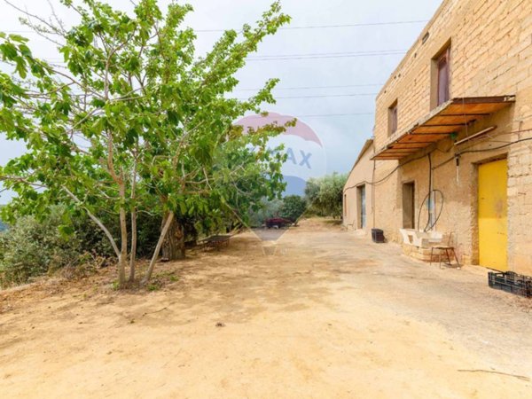 casa indipendente in vendita a Caltagirone in zona Santo Pietro