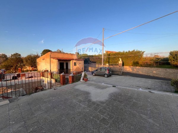 casa indipendente in vendita a Caltagirone in zona Colleggiata
