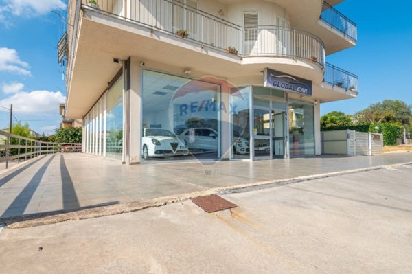 locale commerciale in vendita a Caltagirone