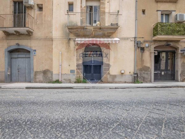 locale commerciale in vendita a Caltagirone
