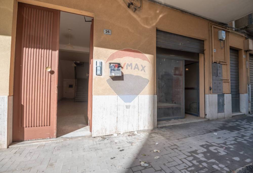 locale commerciale in vendita a Caltagirone