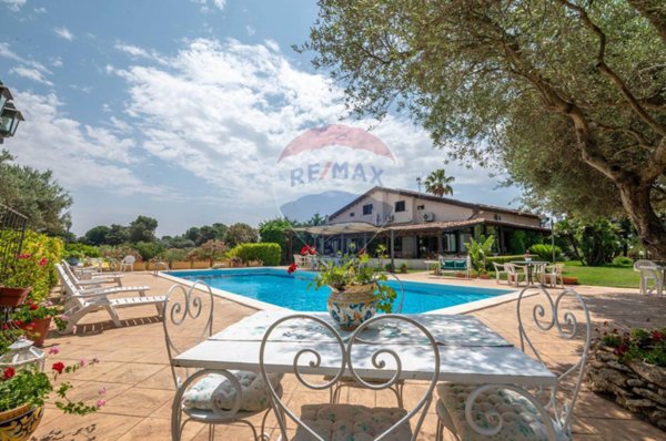 casa indipendente in vendita a Caltagirone in zona Santo Pietro