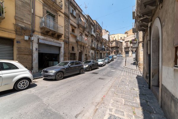 locale commerciale in vendita a Caltagirone in zona Santo Pietro