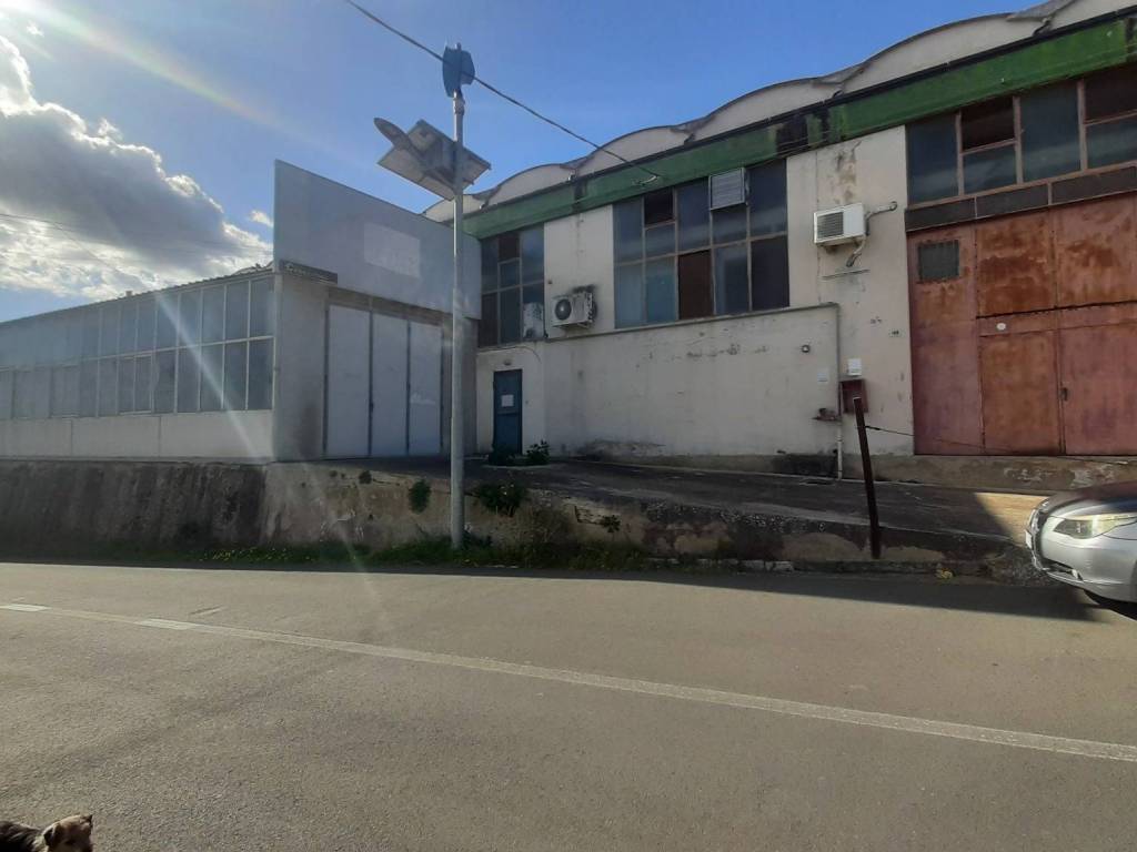 locale commerciale in vendita a Caltagirone